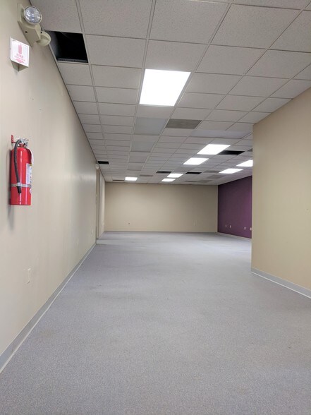 More Photos Of 901 W Main St, El Paso Office For Sale