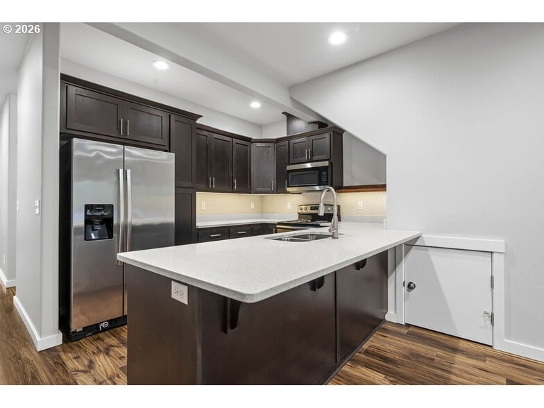 More Photos Of 1524 SE Honeysuckle Loop, Warrenton Apartments For Sale