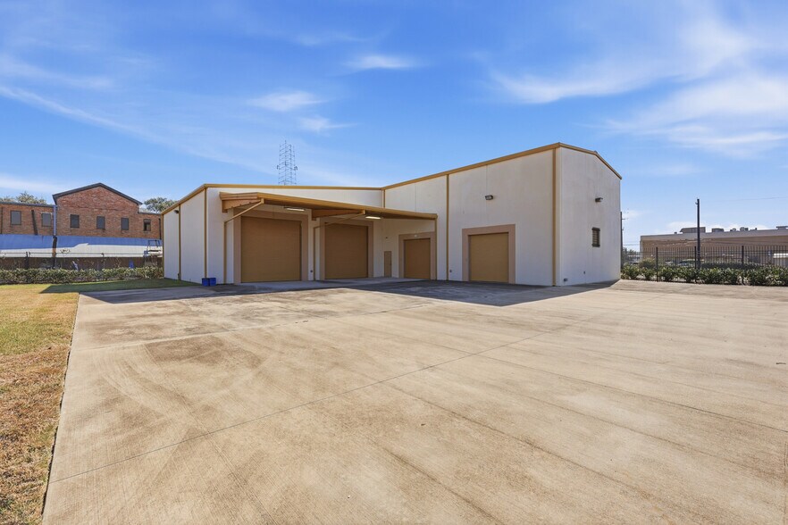 Primary Photo Of 6305 Beverlyhill St, Houston Warehouse For Sale