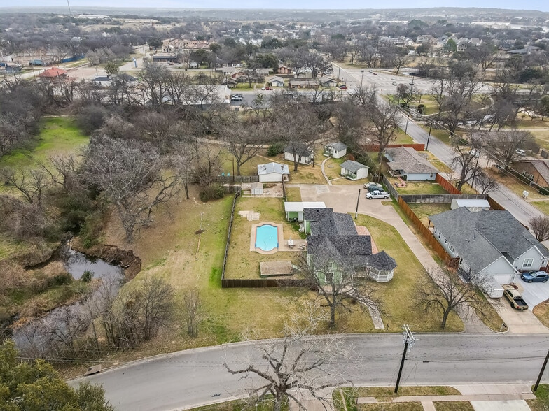 More Photos Of 512 N Travis St, Granbury Hospitality For Sale
