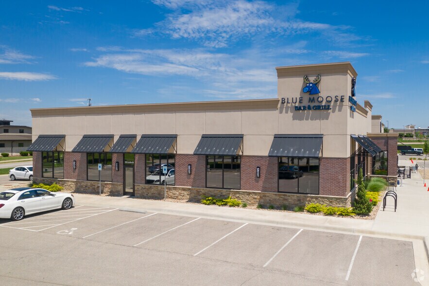 More Photos Of 525 Wakarusa Dr, Lawrence Freestanding For Lease