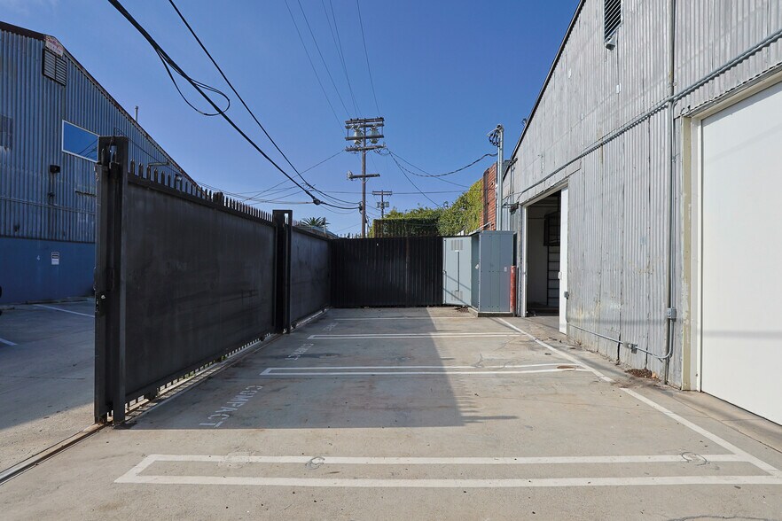 More Photos Of 350-360 Sunset Ave, Venice Warehouse For Lease