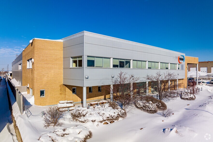 More Photos Of 7825-7829 Blvd Henri-Bourassa E, Montréal Light Manufacturing For Sale