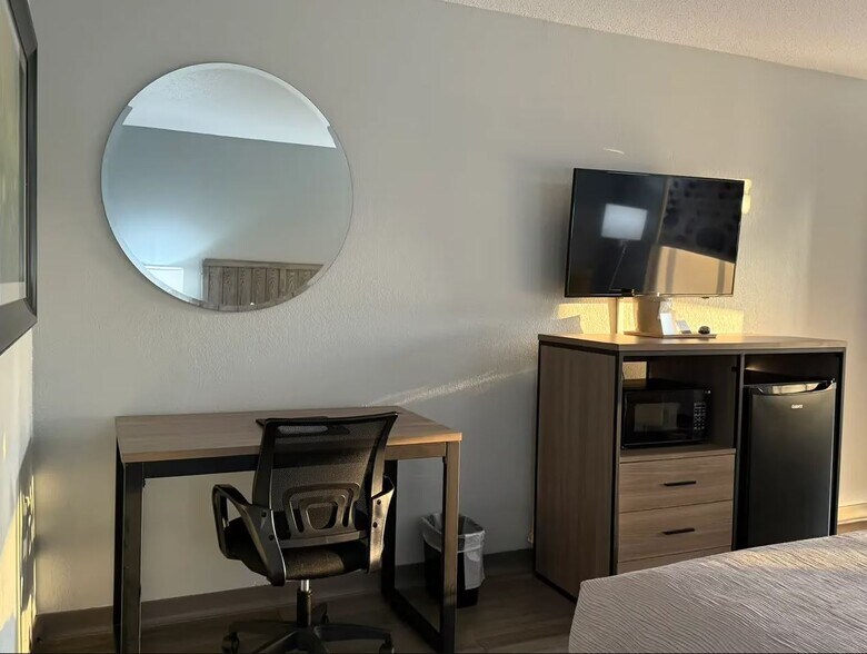 More Photos Of 3925 S Ferdon Blvd, Crestview Hotel For Sale