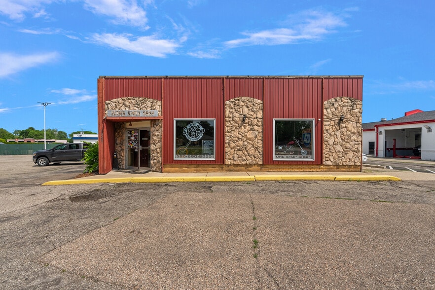 More Photos Of 1357 S Gratiot Ave, Clinton Township Showroom For Sale