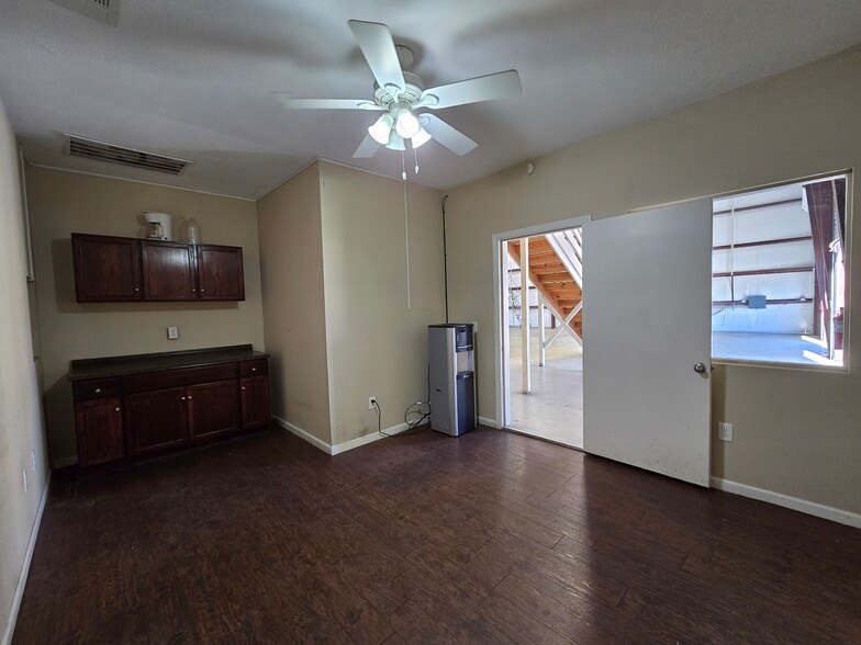 More Photos Of 610 Clear Creek Ave, League City Unknown For Lease