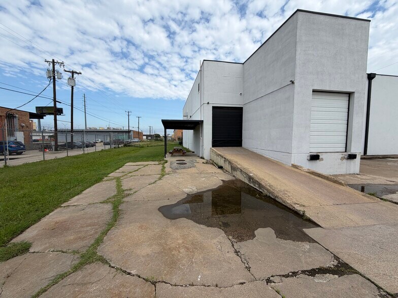 More Photos Of 9019 Governors Row, Dallas Food Processing For Lease