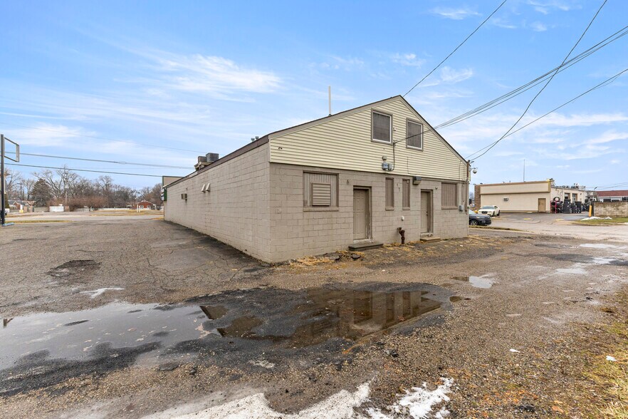 More Photos Of 26905 Plymouth Rd, Redford Township Freestanding For Lease