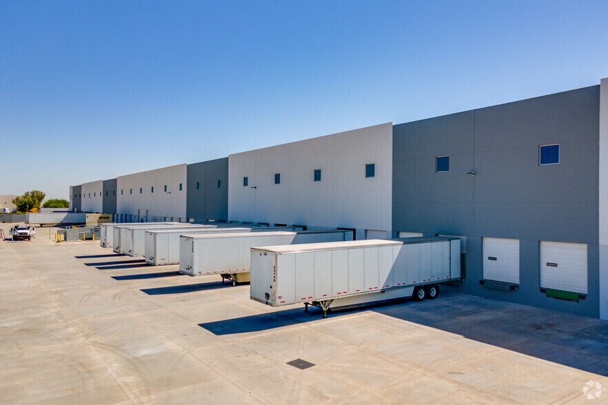 More Photos Of 4450 N 45th Ave, Phoenix Distribution For Lease