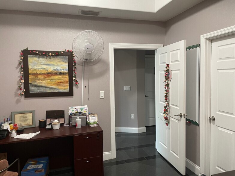 More Photos Of 8810 Commodity Cir, Orlando Showroom For Lease