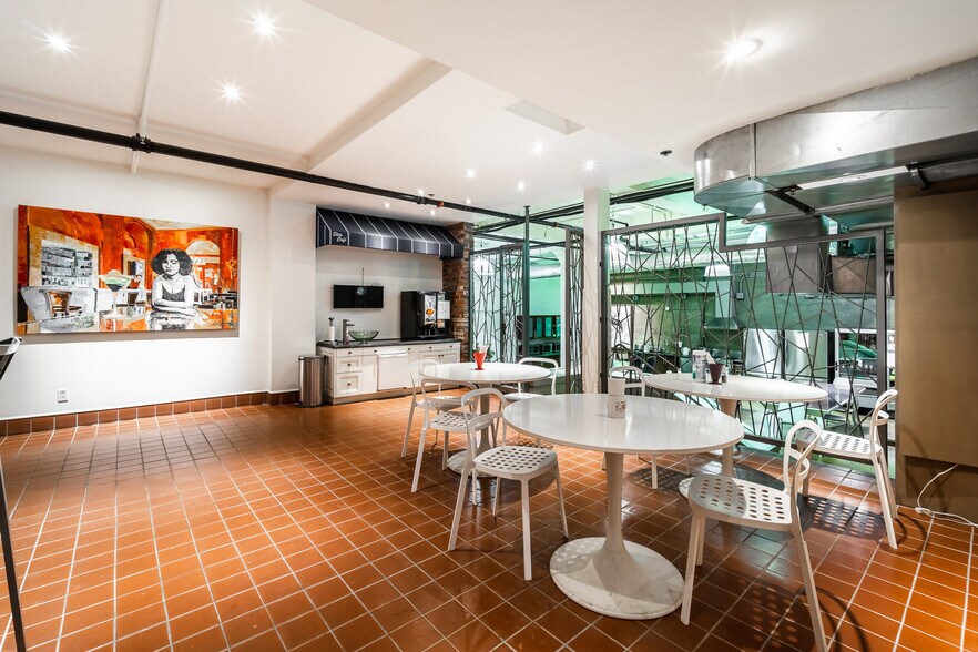 More Photos Of 1175-1183 Pl Du Frère-André, Montréal Office For Sale