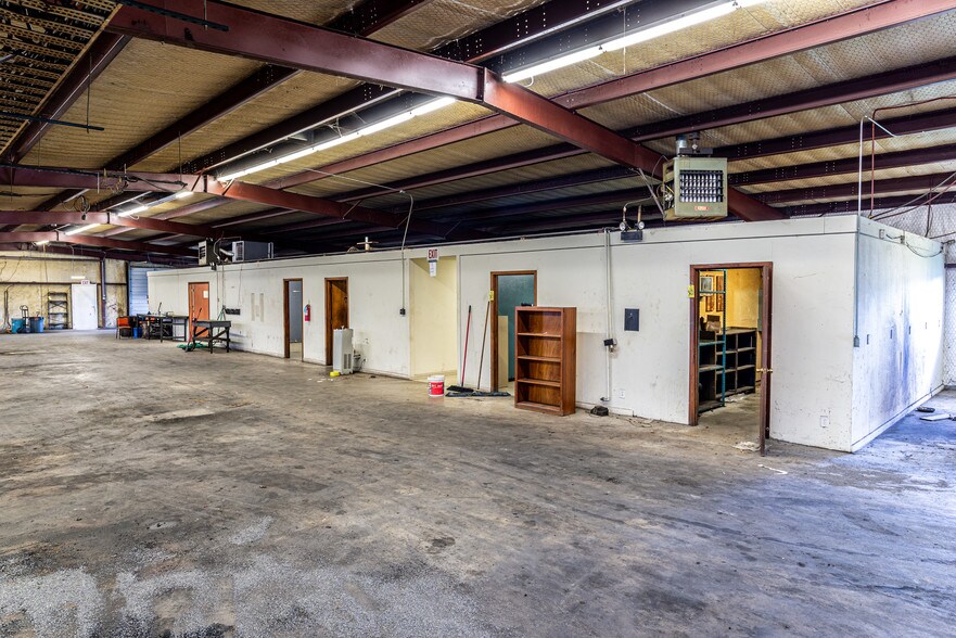 More Photos Of 311 S US Highway 69, Trenton Industrial For Sale
