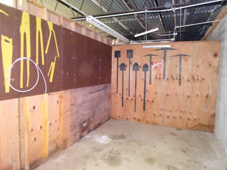 More Photos Of 910 Edgefield St, Greenwood Light Distribution For Sale
