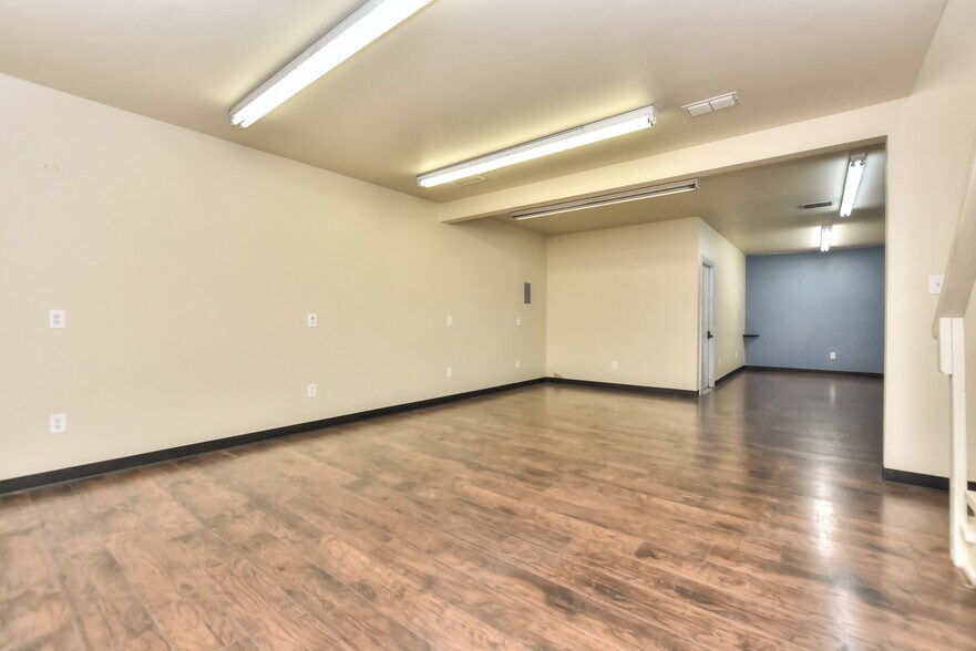 More Photos Of 4159 E University Ave, Georgetown Light Manufacturing For Sale