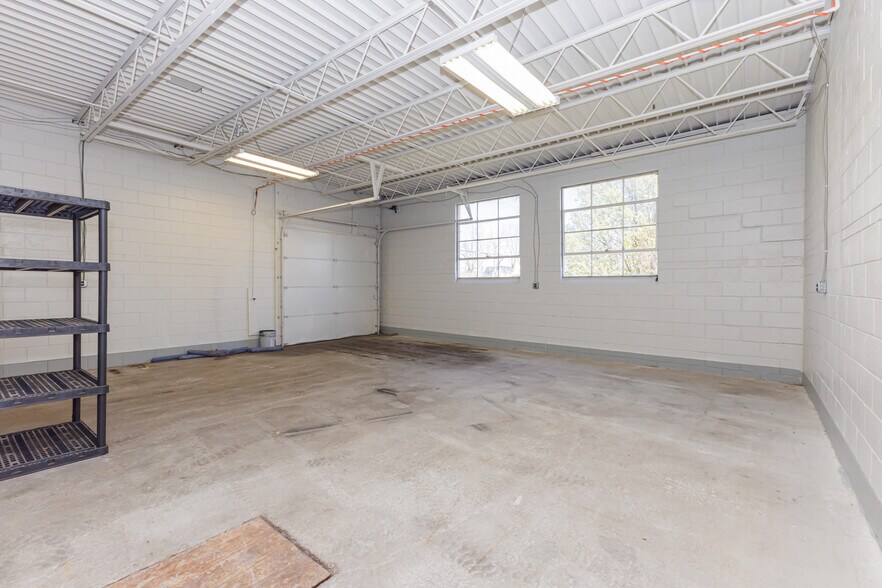 More Photos Of 5513 N Oxford St, Indianapolis Showroom For Lease