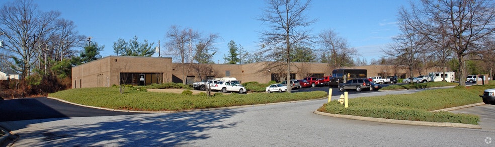 More Photos Of 1040 Thousand Oaks Blvd, Greenville Flex For Lease