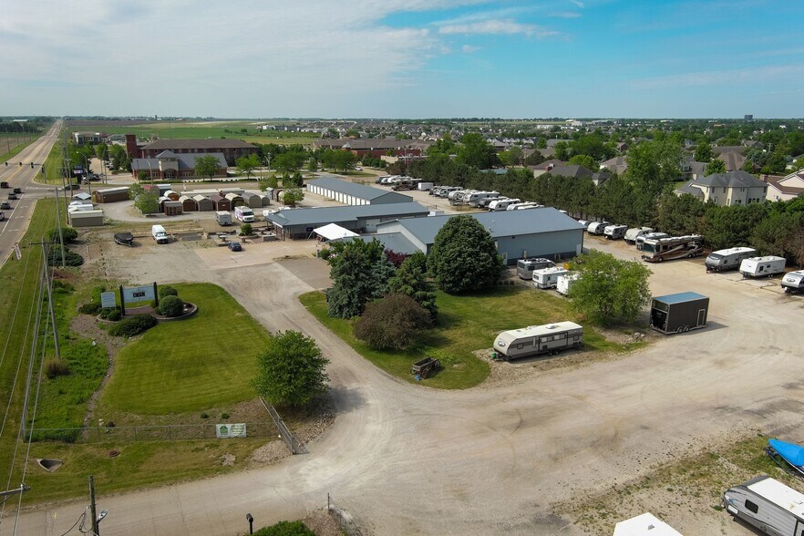 More Photos Of 1804 N Towanda Barnes Rd, Bloomington Garden Center For Sale