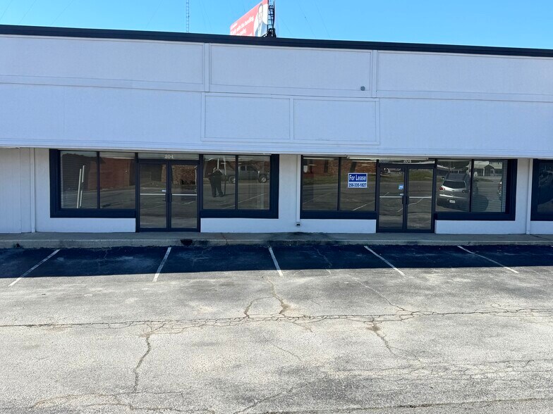 More Photos Of 208-210 Woodward Ave, Muscle Shoals General Retail For Lease
