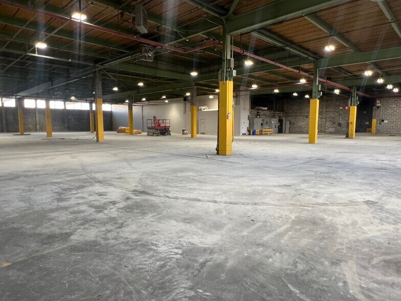 More Photos Of 550 Brush Ave NW, Bronx Warehouse For Lease