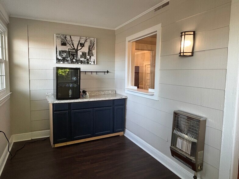 More Photos Of 407 Harvey St, Winston-Salem Office For Sale