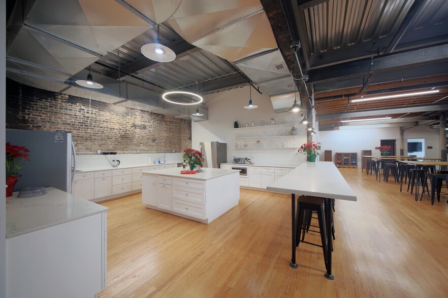 More Photos Of 4131 S State St, Chicago Manufacturing For Lease