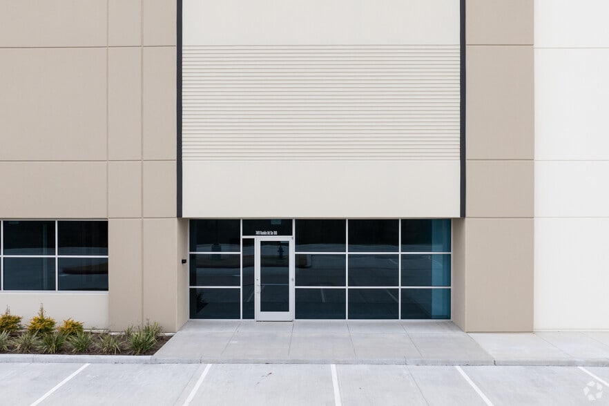 More Photos Of 7491 Rankin Rd, Humble Distribution For Lease