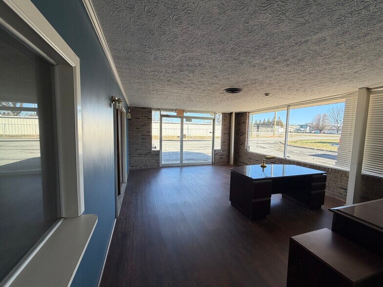 More Photos Of 1913 US 41 Hwy SW, Calhoun Flex For Lease