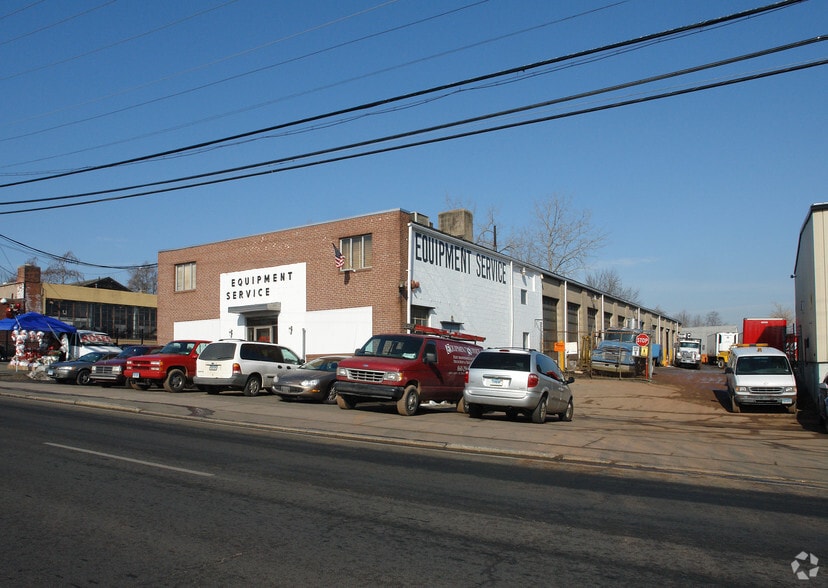 Primary Photo Of 40 Airport Rd, Hartford Service For Lease