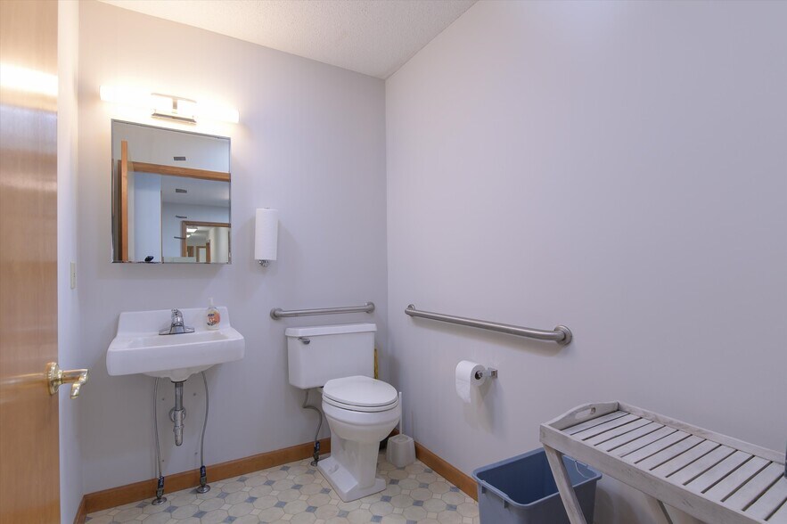 More Photos Of 156 Main St, Ludlow Office For Sale