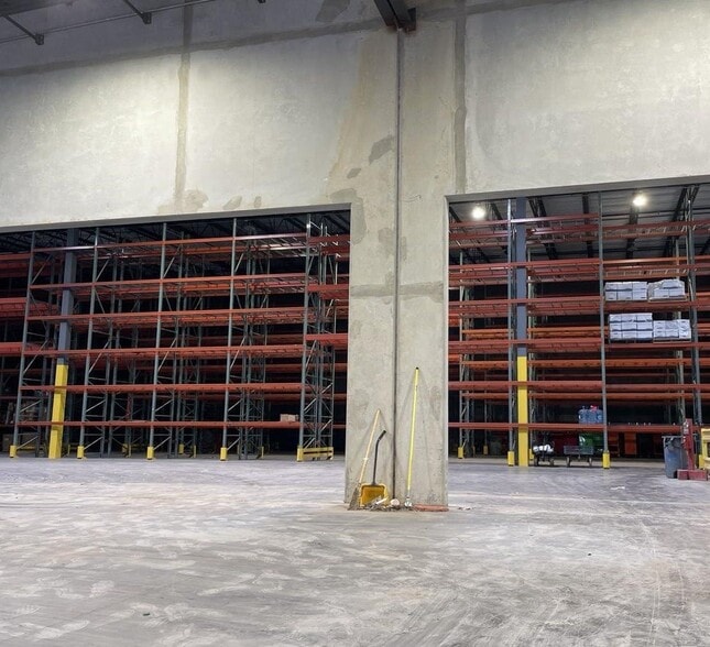 More Photos Of 6800 S Interstate Highway 45, Wilmer Showroom For Lease