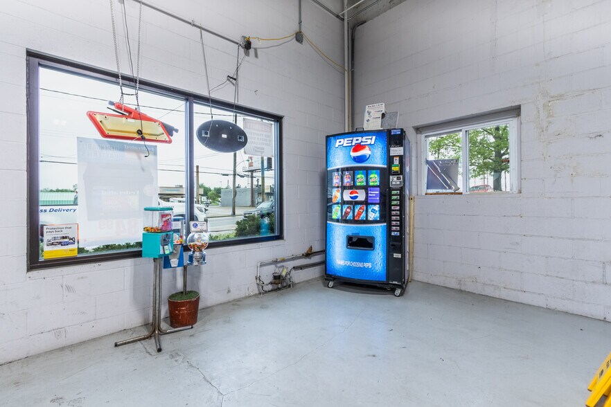 More Photos Of 5101 Crookshank Rd, Cincinnati Freestanding For Sale