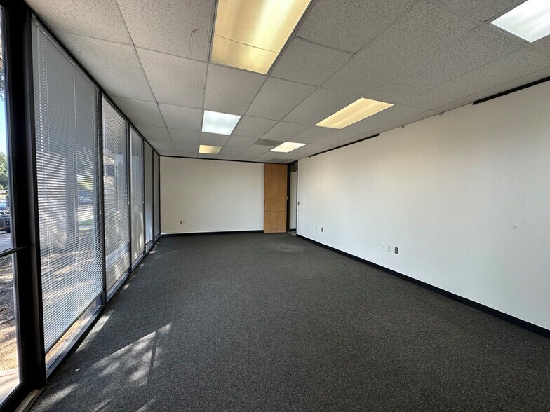 More Photos Of 500 Century Plaza Dr, Houston Light Distribution For Lease