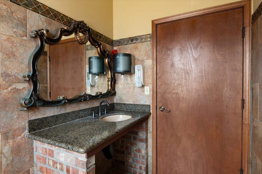 More Photos Of 7000 W Okanogan Pl, Kennewick Restaurant For Sale