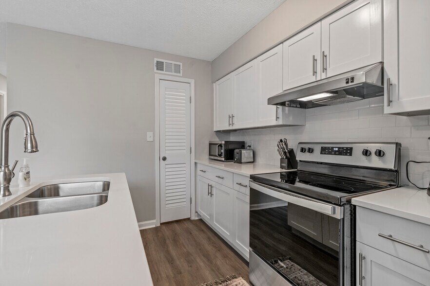 More Photos Of 1749 Hawthorne Ave, College Park Apartments For Sale