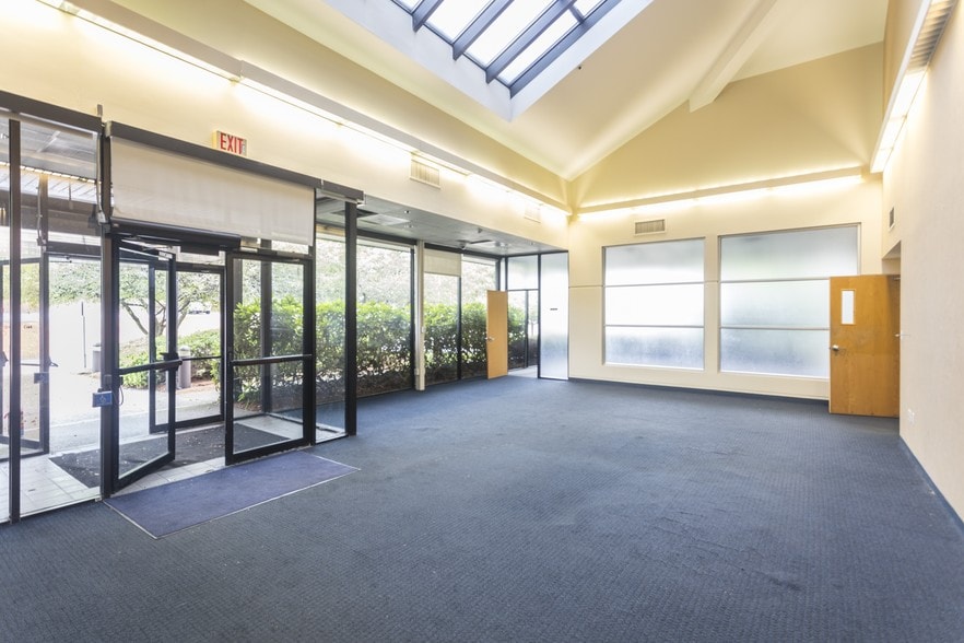 More Photos Of 2 Omni Way, Chelmsford Unknown For Lease