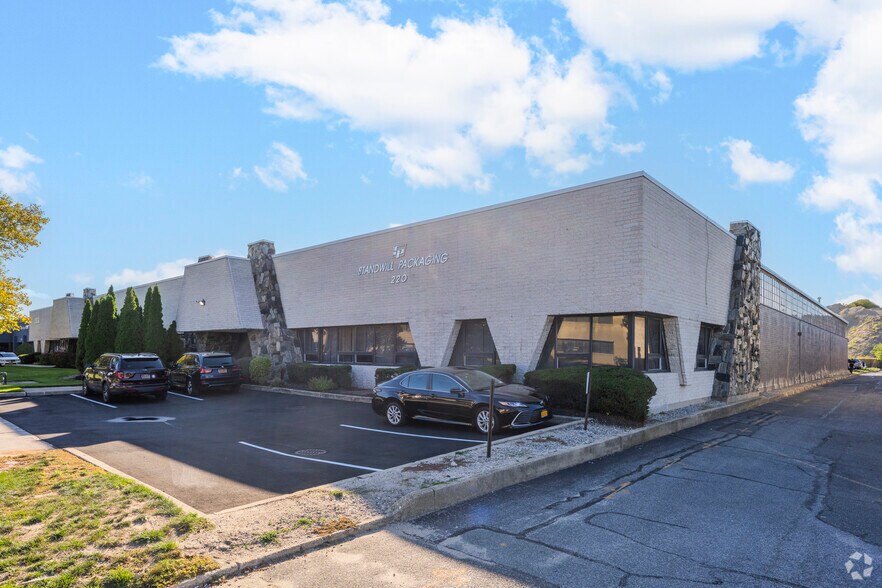 More Photos Of 220-224 Sherwood Ave, Farmingdale Warehouse For Lease