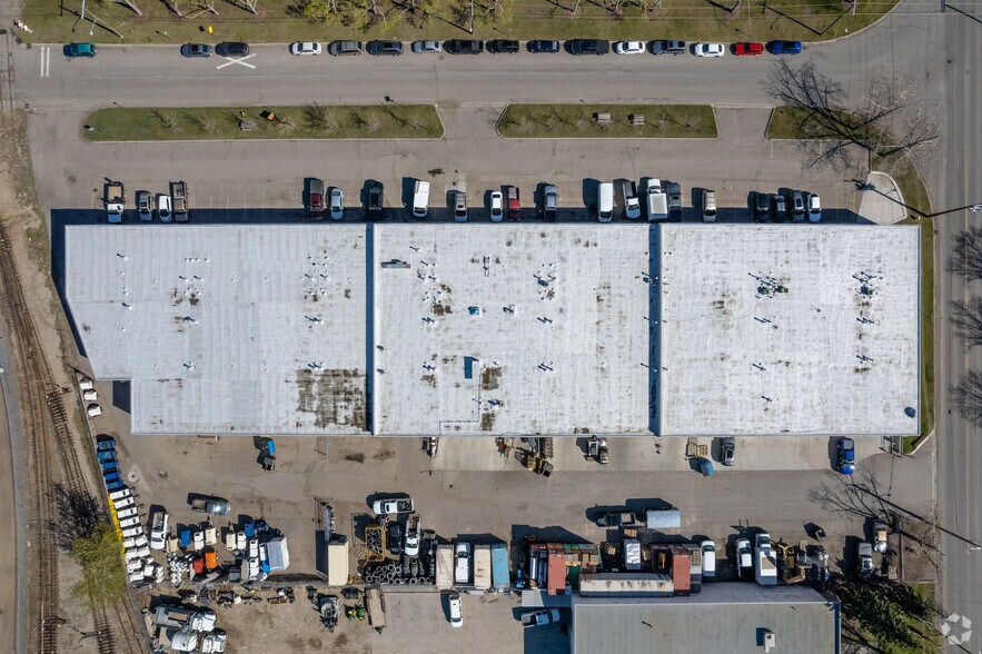 More Photos Of 4063 74th Ave SE, Calgary Showroom For Lease