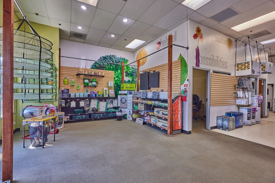 More Photos Of 990 Garfield St, Eugene Showroom For Lease