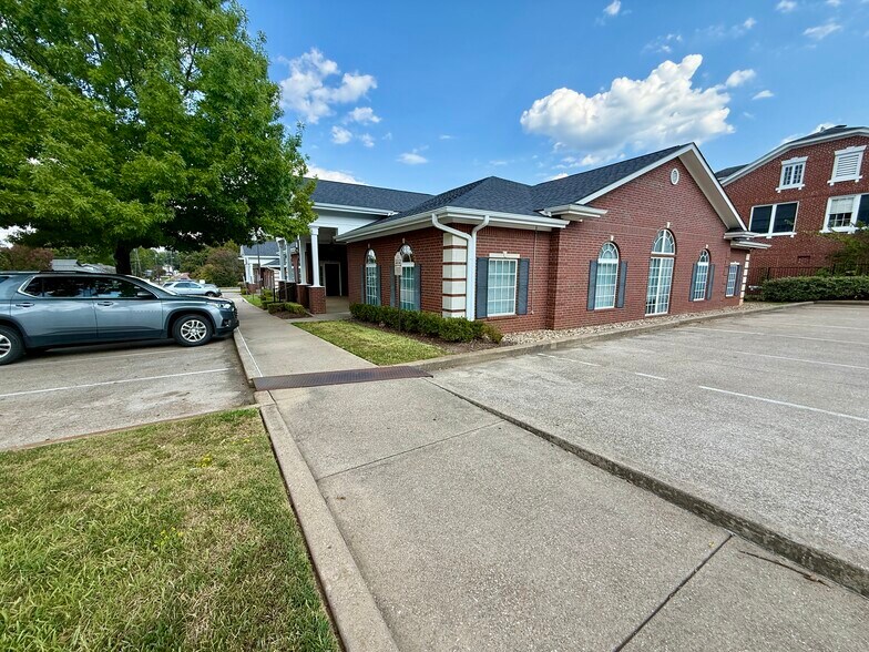 More Photos Of 641 S Broadway Ave, Tyler Unknown For Lease