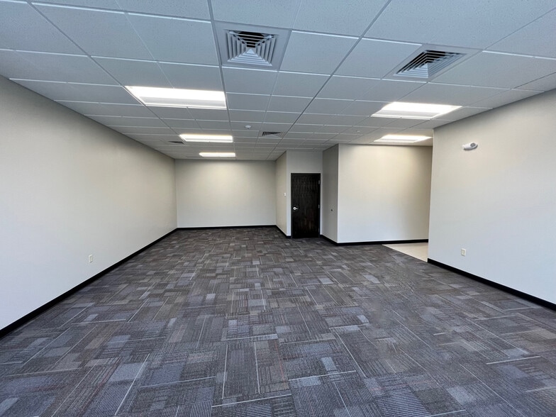 More Photos Of 110 Tradeport Dr, Windsor Distribution For Lease