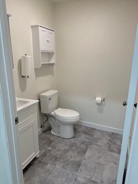 More Photos Of 19445-19449 Ventura Blvd, Tarzana Storefront For Lease