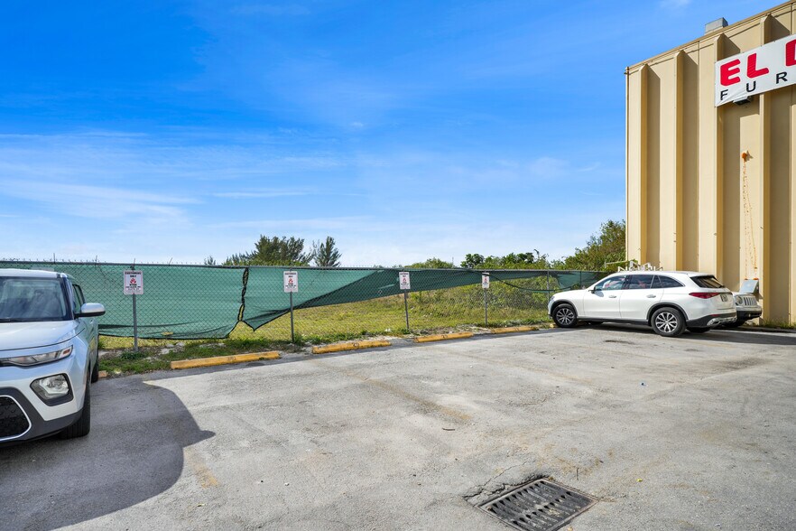 More Photos Of 7311-7323 NW 12th St, Miami Light Distribution For Sale