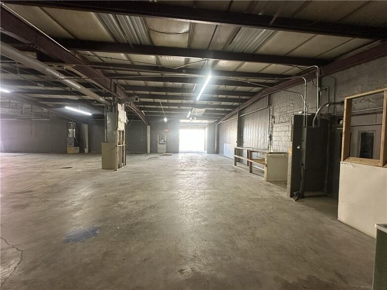 More Photos Of 701 S 8th St, Saint Joseph Light Distribution For Lease