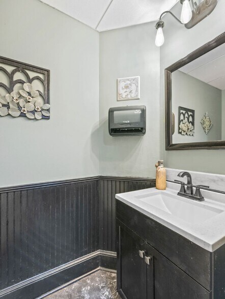 More Photos Of 10 E Washington St, Newnan Storefront Retail Residential For Sale