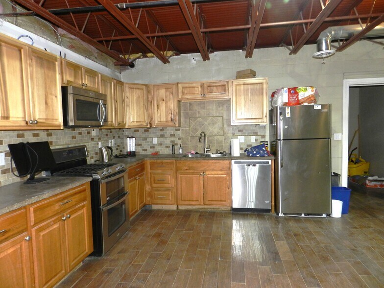 More Photos Of 2520 N River Rd, Olathe Warehouse For Sale