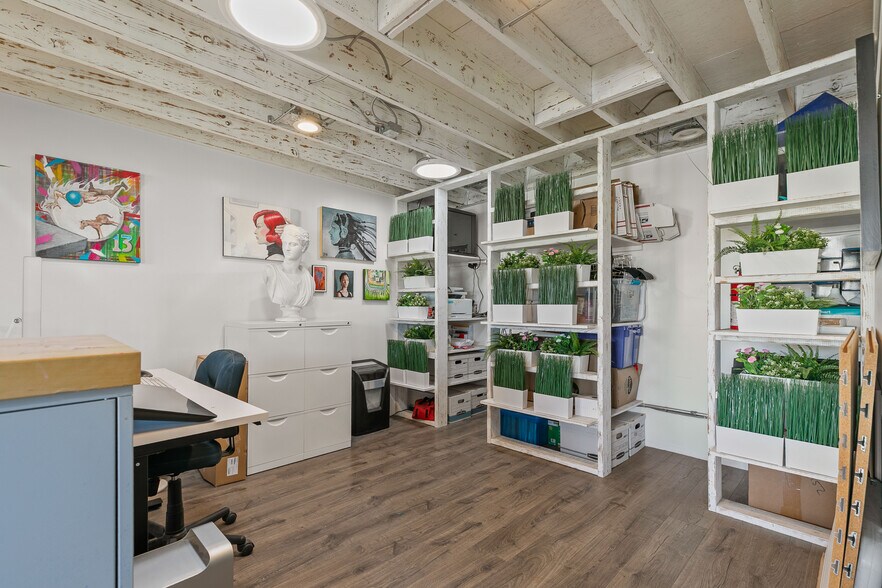 More Photos Of 10542 Burbank Blvd, North Hollywood Storefront Retail Office For Sale