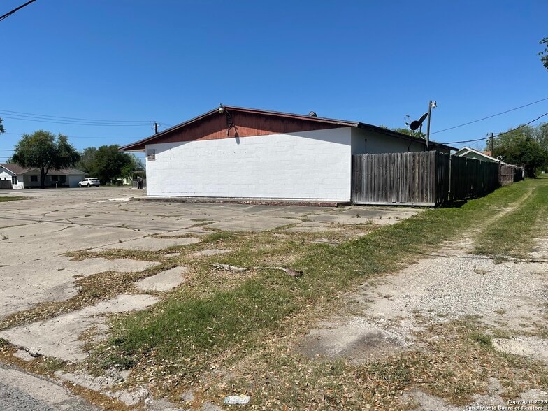 More Photos Of 1230 E Santa Gertrudis, Kingsville Freestanding For Sale