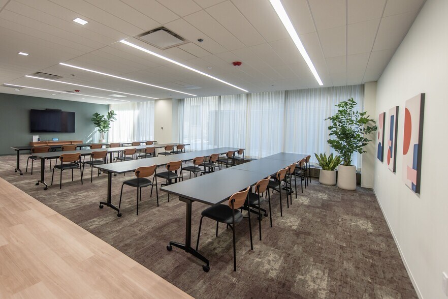 More Photos Of 33 N Dearborn St, Chicago Office For Lease