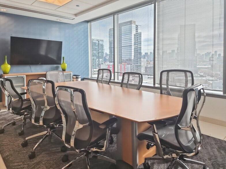 More Photos Of 915-939 W North Ave, Chicago Coworking Space