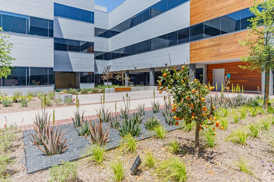 More Photos Of 10089 Willow Creek Rd, San Diego Office For Lease